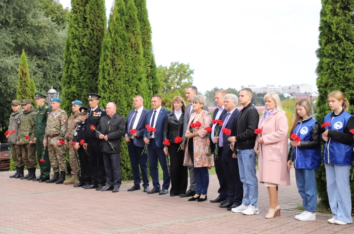 В Клинцах состоялся митинг у памятника «Героям Отечества»