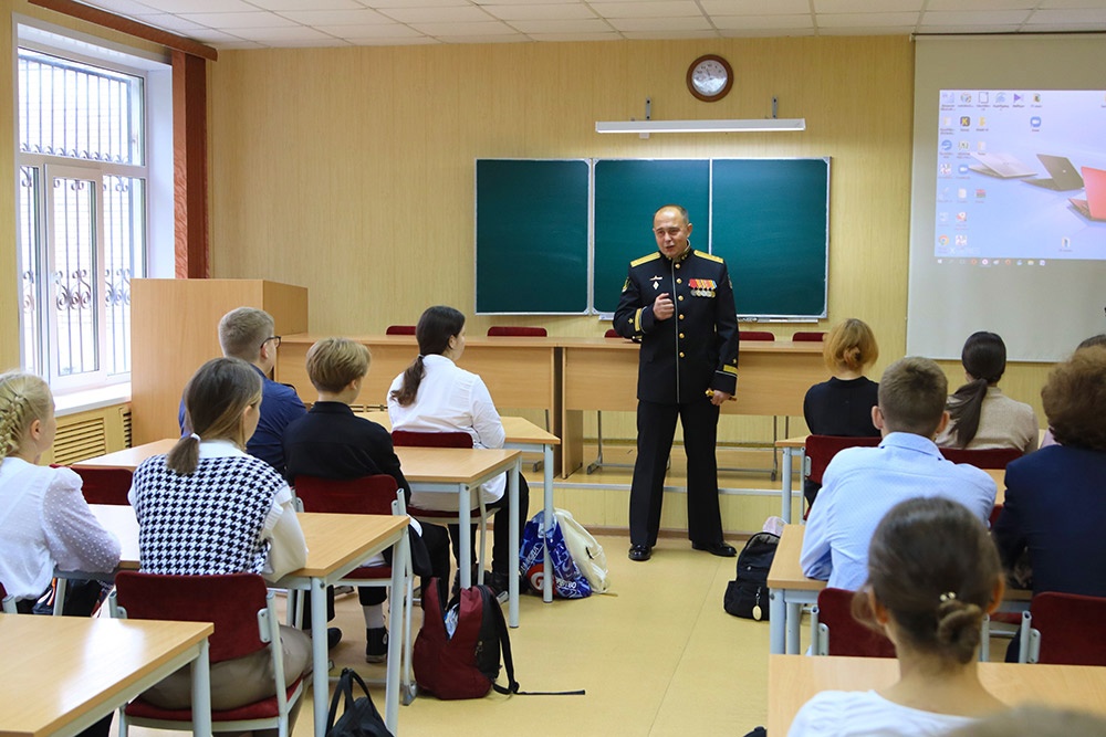 Моряки-подводники провели патриотический урок для гимназистов в Брянске