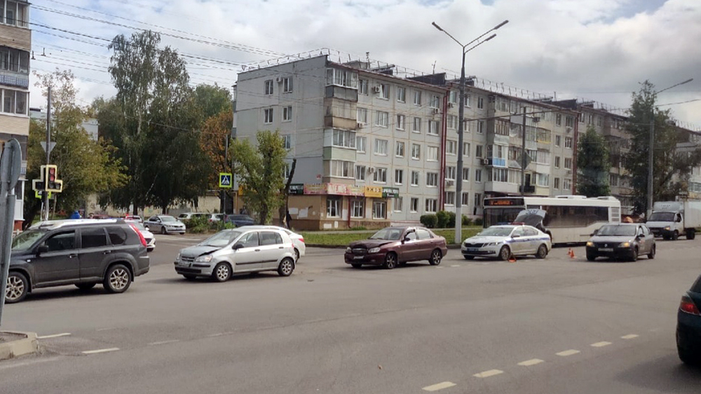 В Брянске на улице Авиационной столкнулись две иномарки