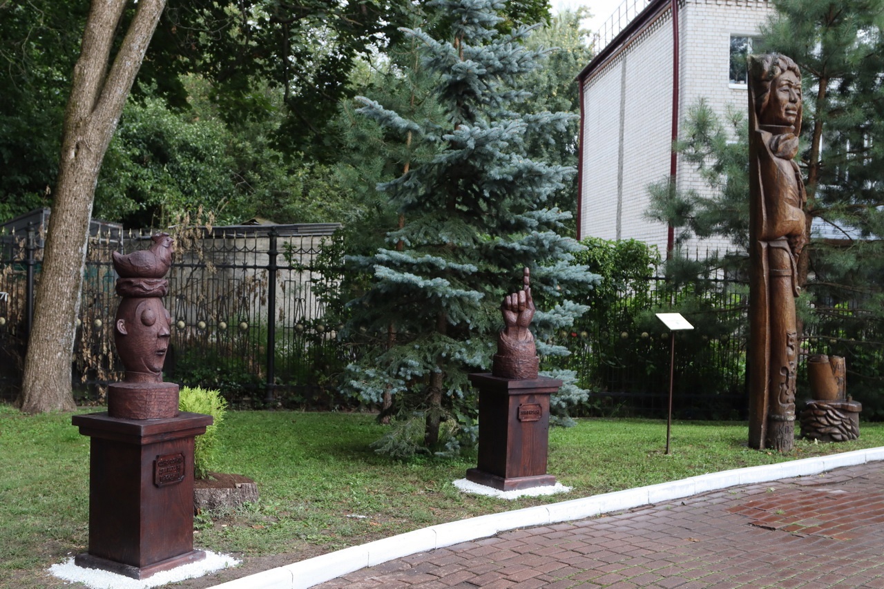 Во всемирно известном парке А.К. Толстого в Брянске открыли три новые деревянные скульптуры