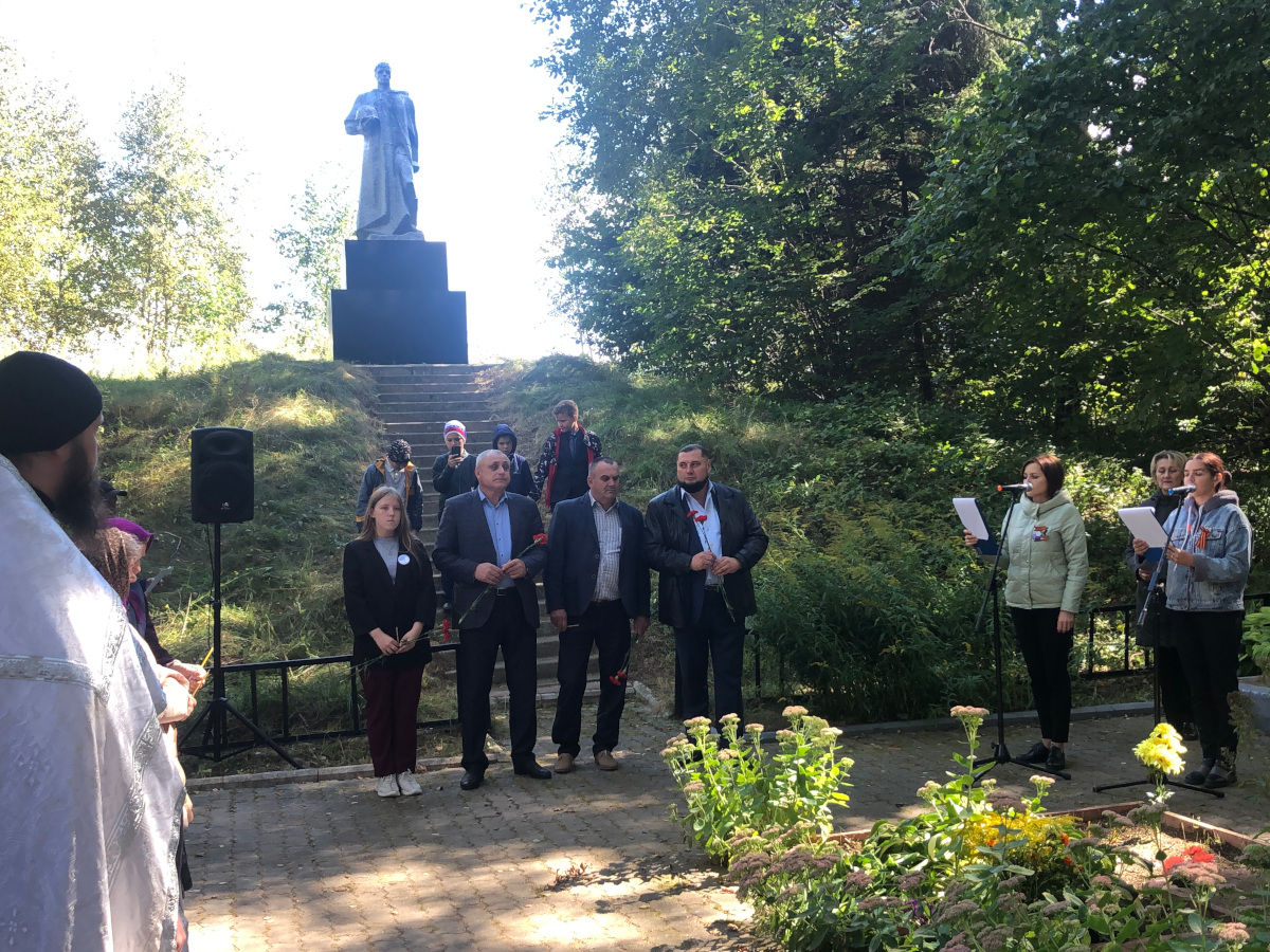 В Брянской области почтили память расстрелянных фашистами жителей деревни Карбовка