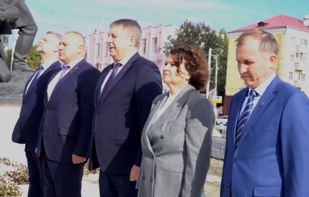 Руководители области и города почтили память Героев на площади Партизан в Брянске