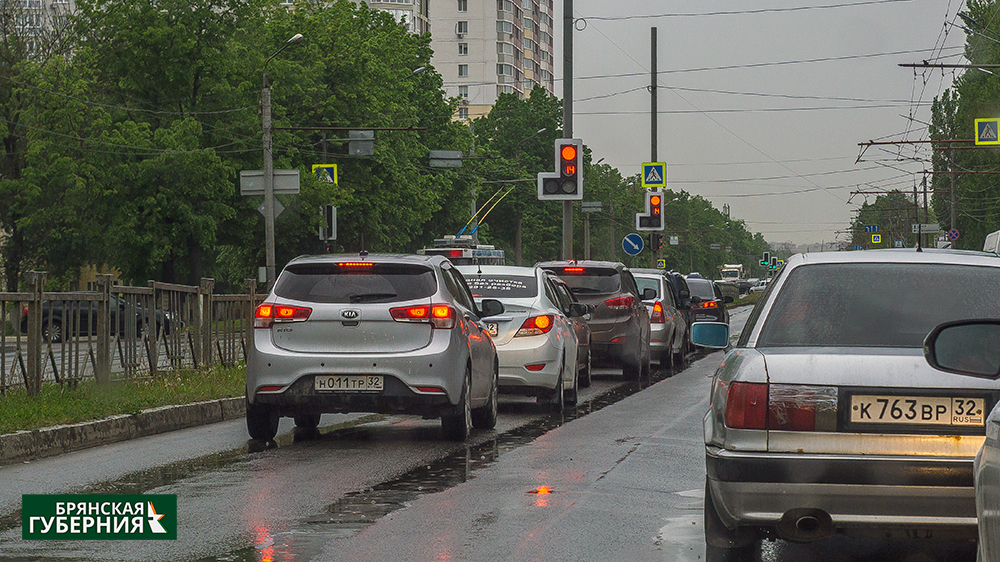 Брянские водители винят светофоры и путепровод в пробках на проспекте Московском