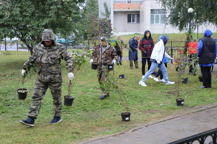 В Клинцах возле памятного знака ветеранам ВМФ разбили «Сад Памяти»