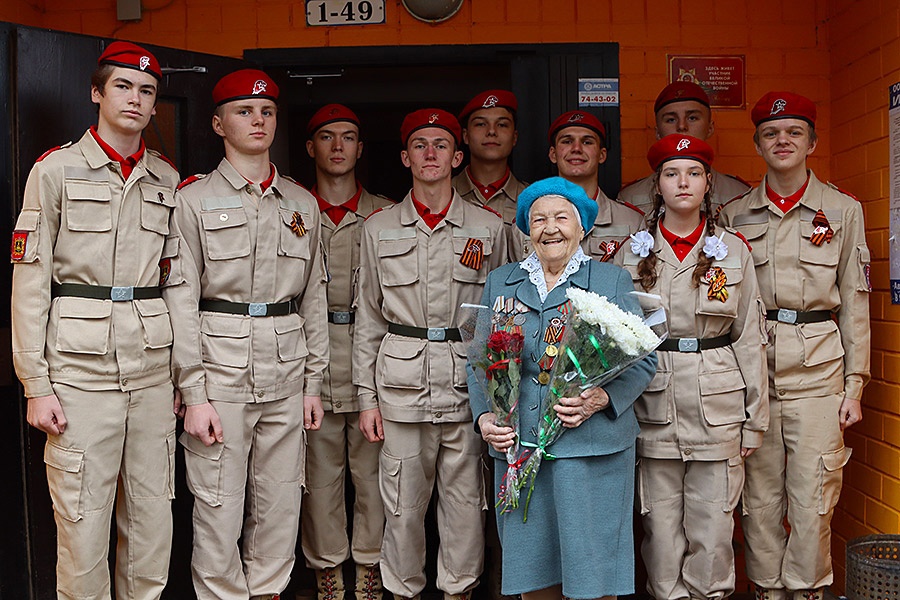 Ветеранов поздравили на дому с Днем освобождения Брянска от фашистов