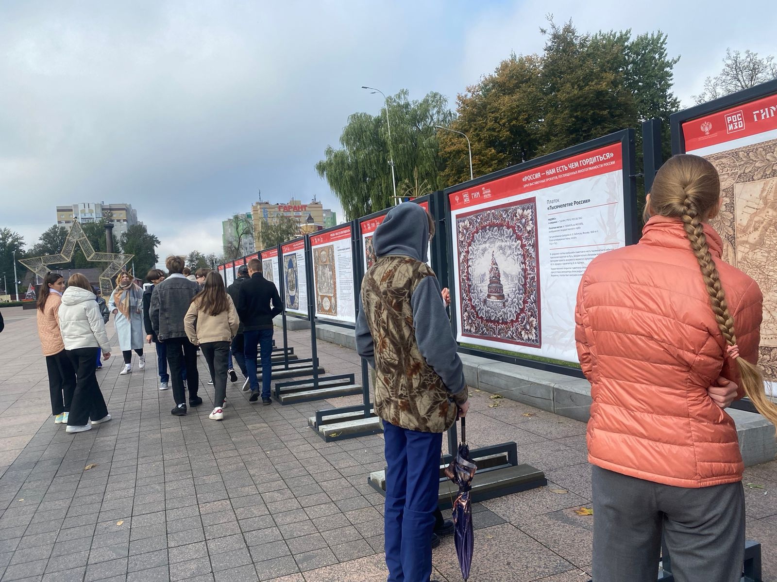 В Брянске под открытым небом открылась выставка о платках