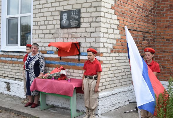 В брянской деревне Макаричи увековечили память героя спецоперации Михаила Якубовича