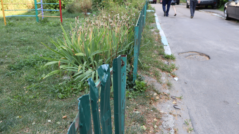 Прокуратура требует снести «кинжальный» забор на детской площадке в Брянске