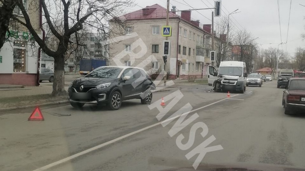 В Володарском районе Брянска столкнулись маршрутка и иномарка