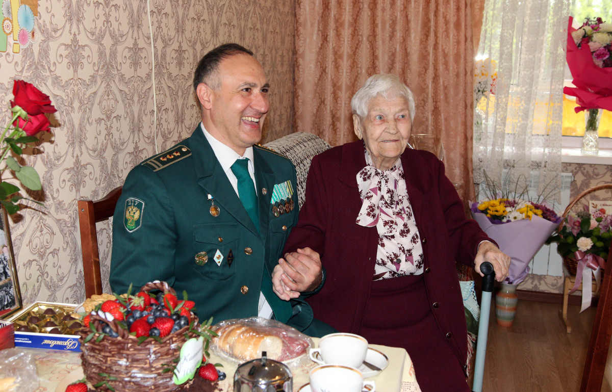Отметившая вековой юбилей брянская ветеран Екатерина Демина поддерживает участников СВО