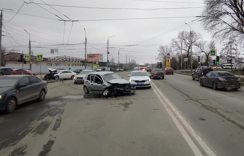 В Брянске на Литейной Hyundai протаранил при повороте налево Volkswagen