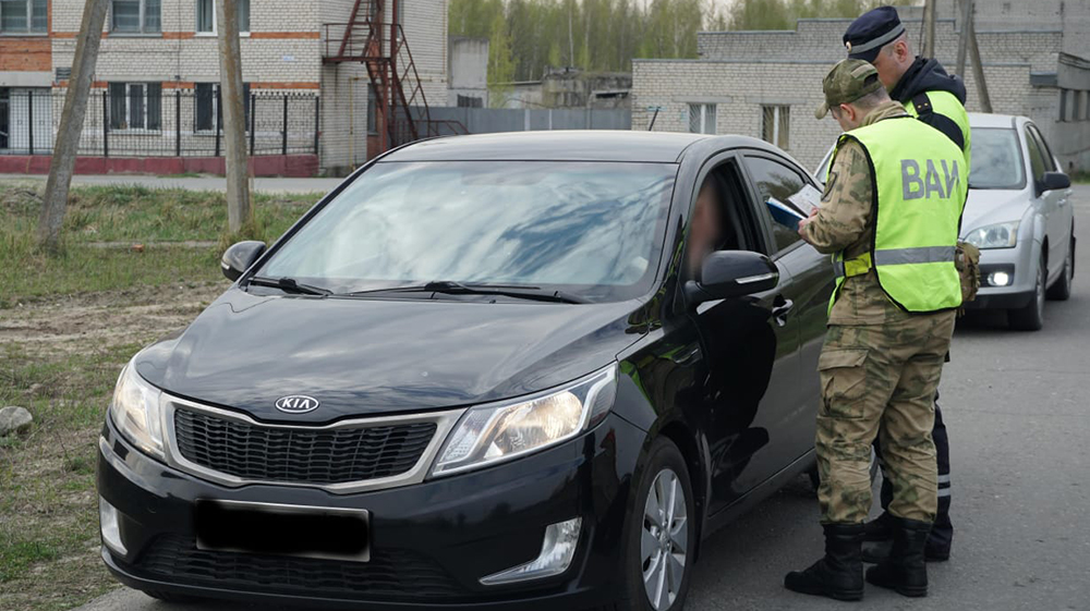 Автоинспекторы Росгвардии в Брянске провели профилактический рейд с водителями ведомства