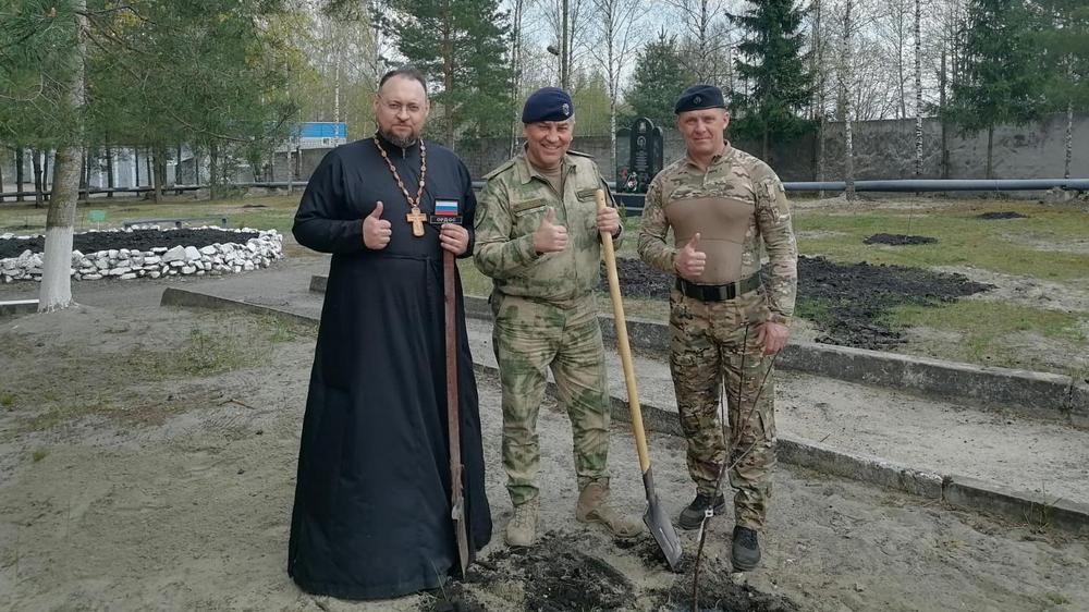 Росгвардейцы в Брянске высадили деревья в память о погибших воинах правопорядка