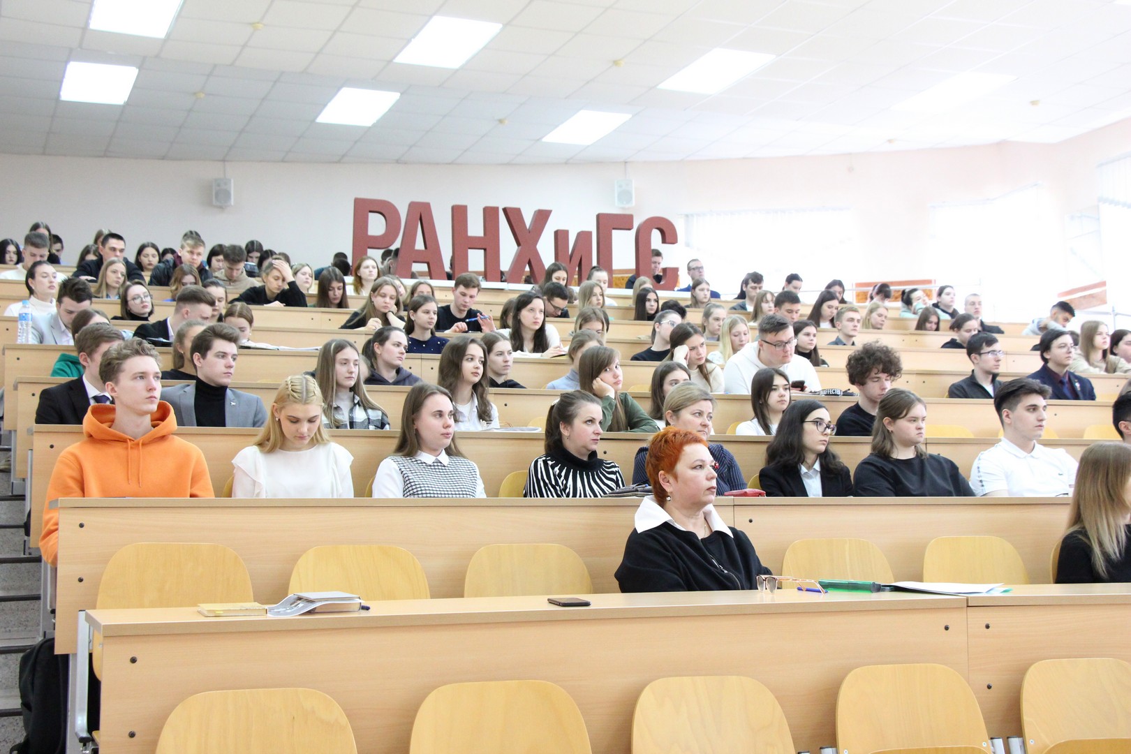 В брянском филиале РАНХиГС состоялся студенческий круглый стол «Забытые гении СССР и России»