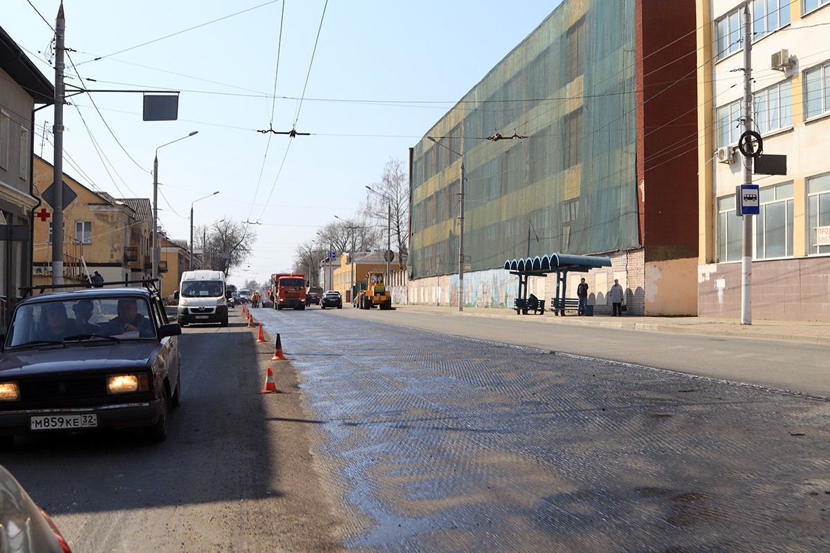 На улице Калинина в Брянске начался ремонт «большими картами» асфальта