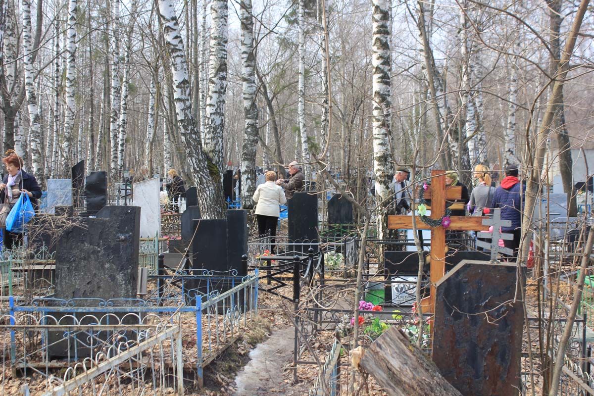 Брянцы остались верны советской традиции посещать кладбища в Пасху