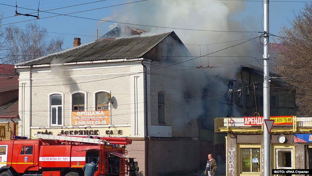 В Брянске на улице Калинина загорелось нежилое здание