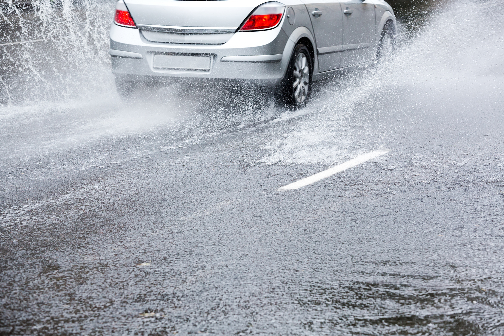Брянским автомобилистам напомнили об опасностях вождения под дождем