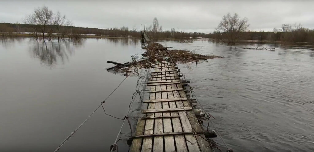 Разрушенный паводком мост в селе Хотылёво под Брянском попытаются восстановить