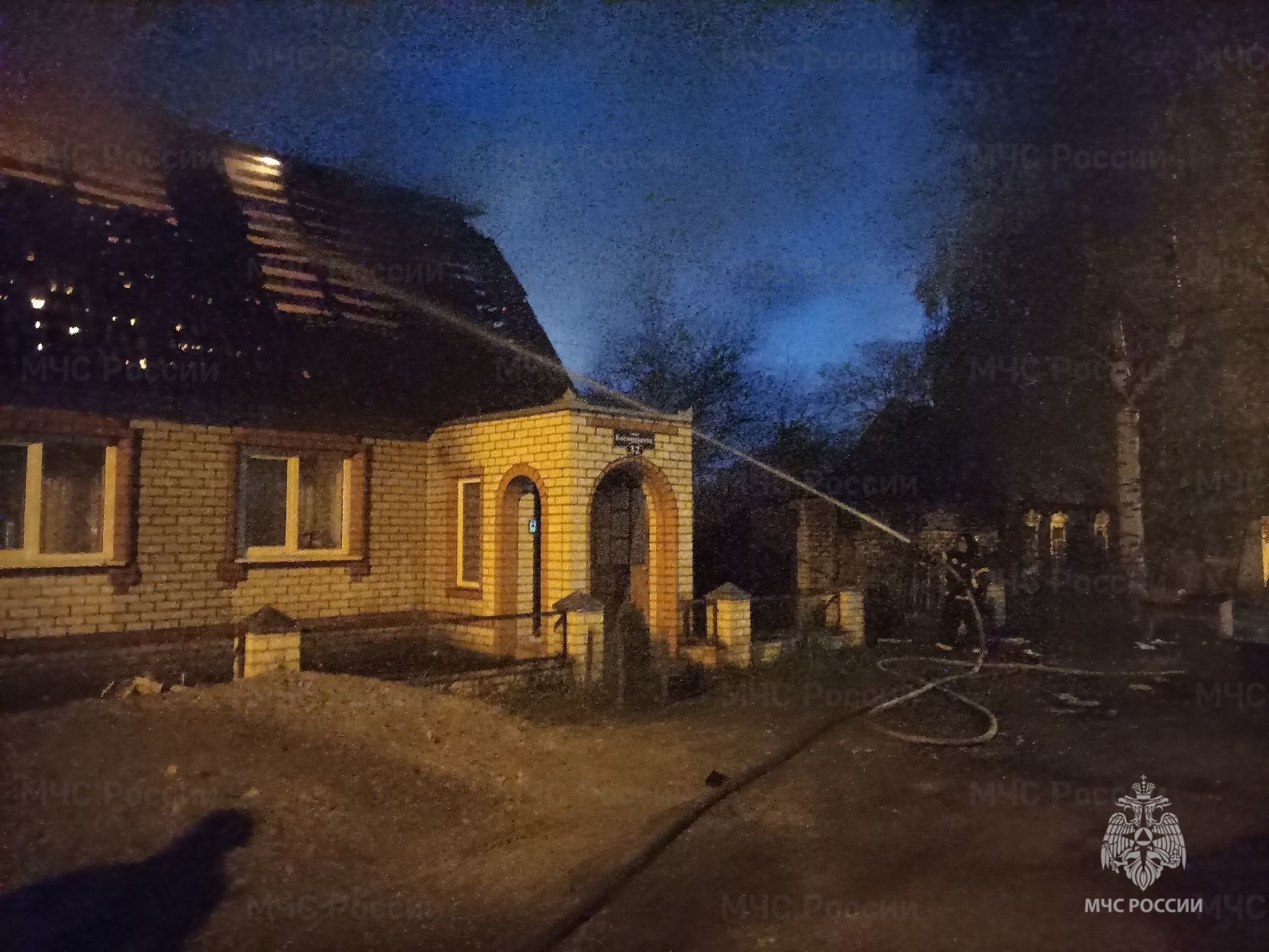 В Брянске пожар в доме на улице Космонавтов тушили четыре расчета