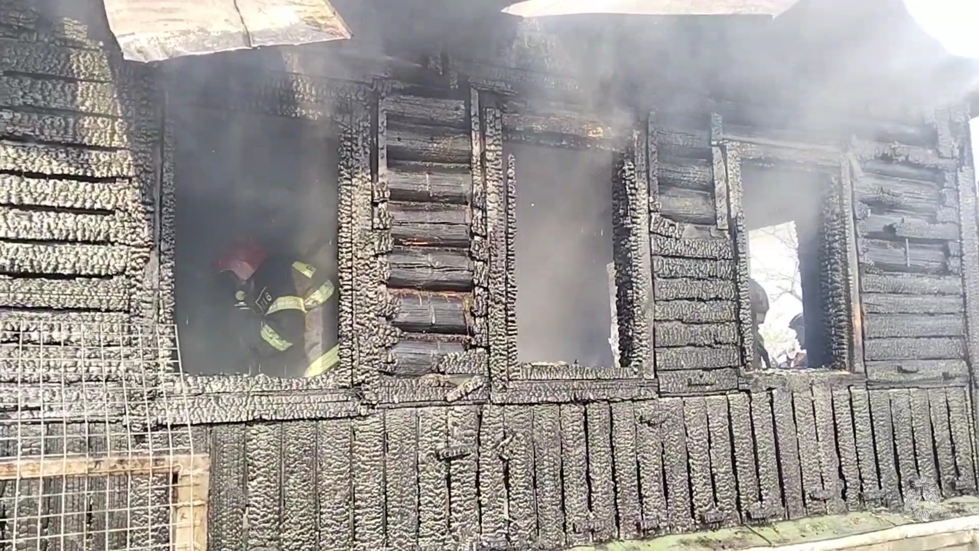 Появилось видео с места пожара в Брянской области, где погибли три ребенка