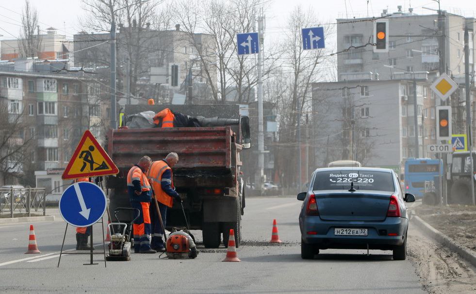 Брянский губернатор пригрозил чиновникам отставками за срыв ямочного ремонта дорог