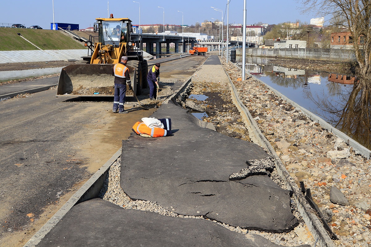 Орловская фирма за свой счет восстановит тротуар у Славянского моста в Брянске
