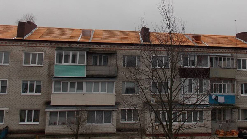 В Климово Брянской области ремонтируют крышу многоквартирного дома
