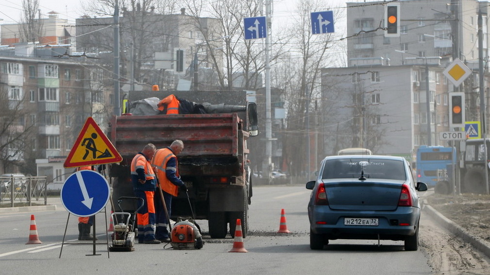В Брянске продолжают проводить ямочный ремонт улиц