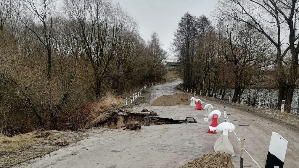 Из-за паводка на дороге «Почеп-Жирятино-Колодня» образовалась огромная дыра