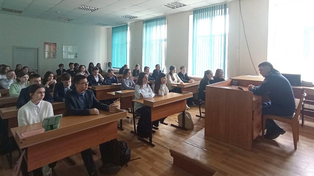 Руководитель межрайонного следственного отдела в Новозыбкове встретился с гимназистами