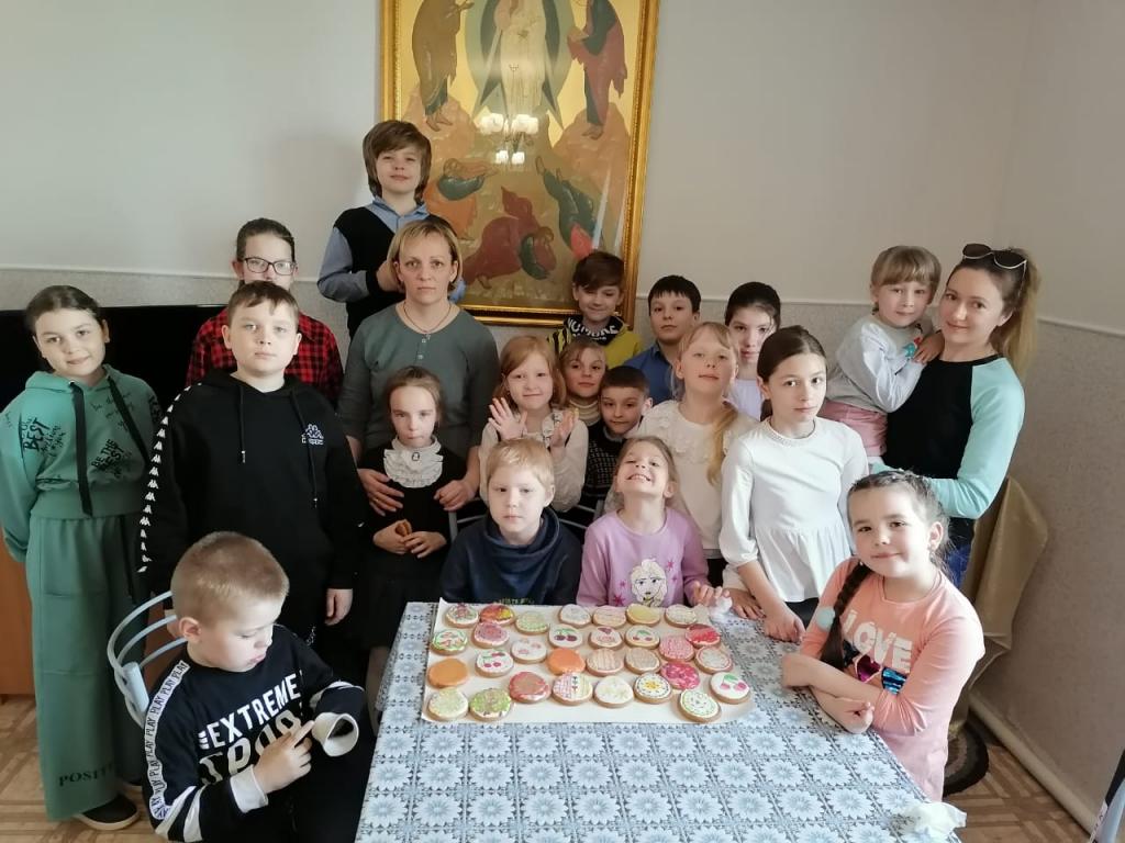 Дети из Воскресной школы Дятьково передали подарки для воинов СВО