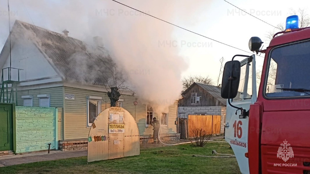 В Новозыбкове Брянской области утром 10 апреля сгорел жилой дом, погибли двое