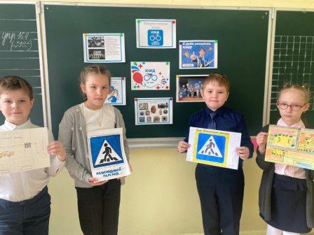 Брянские школьники приняли участие в конкурсе рисунков «Нарисуй дорожный знак»