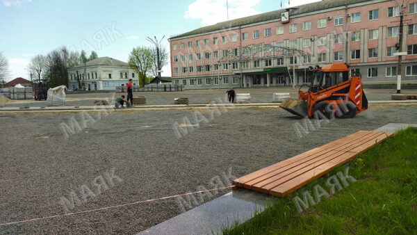 В Новозыбкове на главной площади укладывают плитку