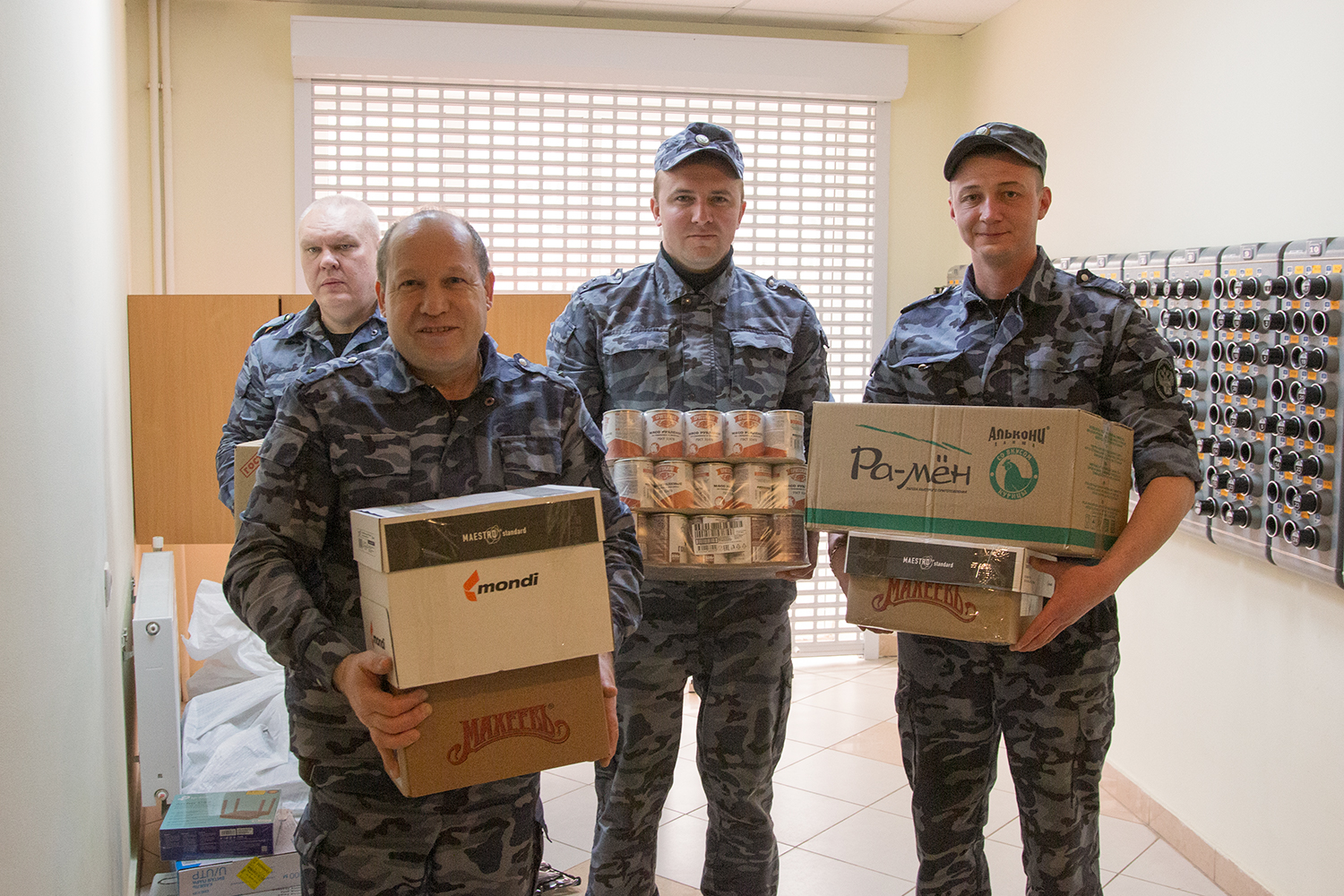 Брянские таможенники передали гуманитарную помощь для бойцов СВО