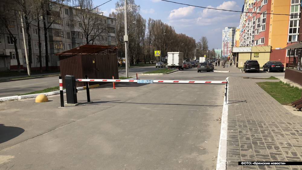 В Брянске в Советском районе шлагбаумом перекрыли предположительно общую дорогу