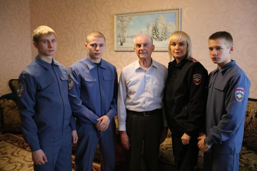 Брянские полицейские и школьники навестили ветерана ОВД Павла Малахова