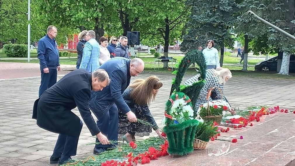 В Володарском районе Брянска возложили цветы к братской могиле солдат