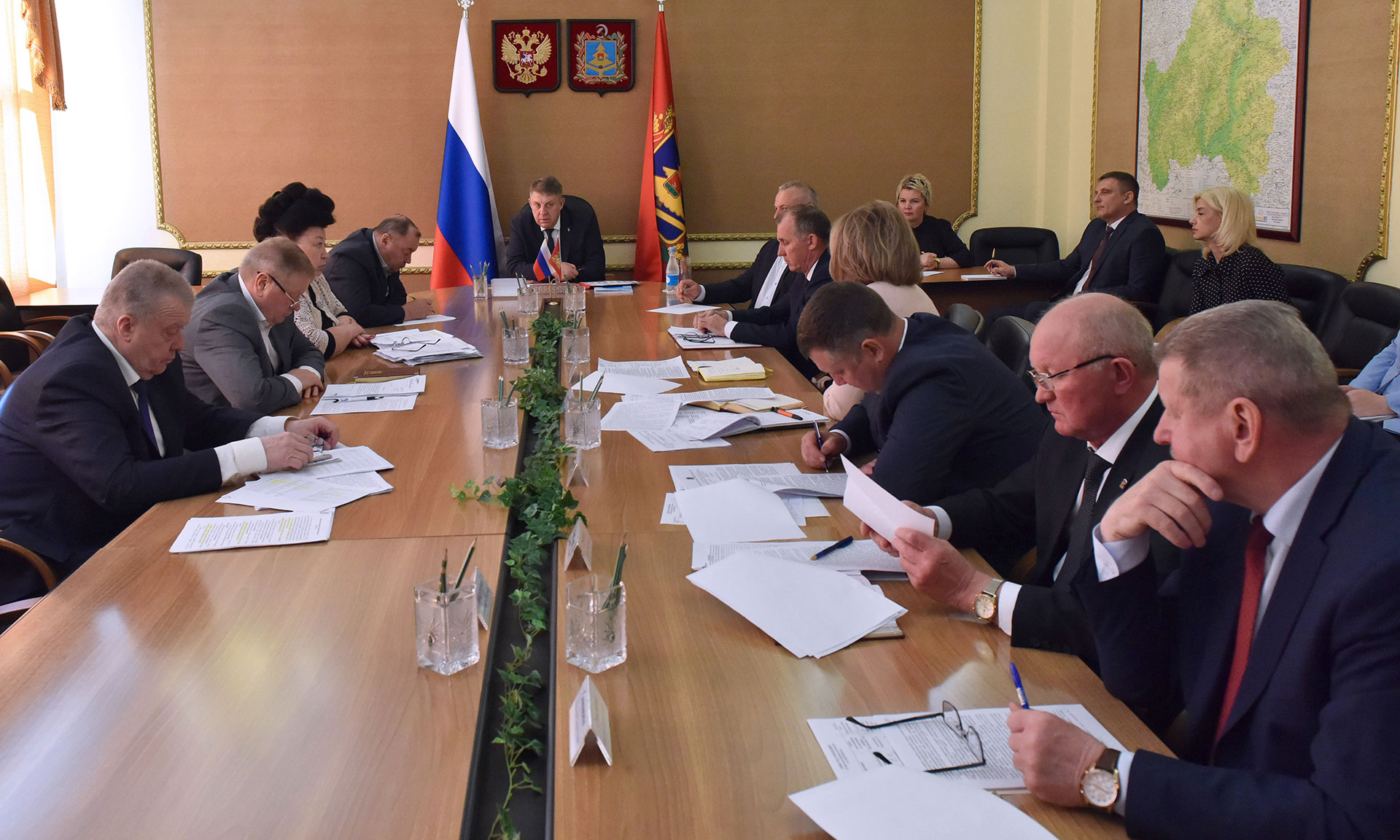 Губернатор Брянской области Александр Богомаз провел совещание с заместителями