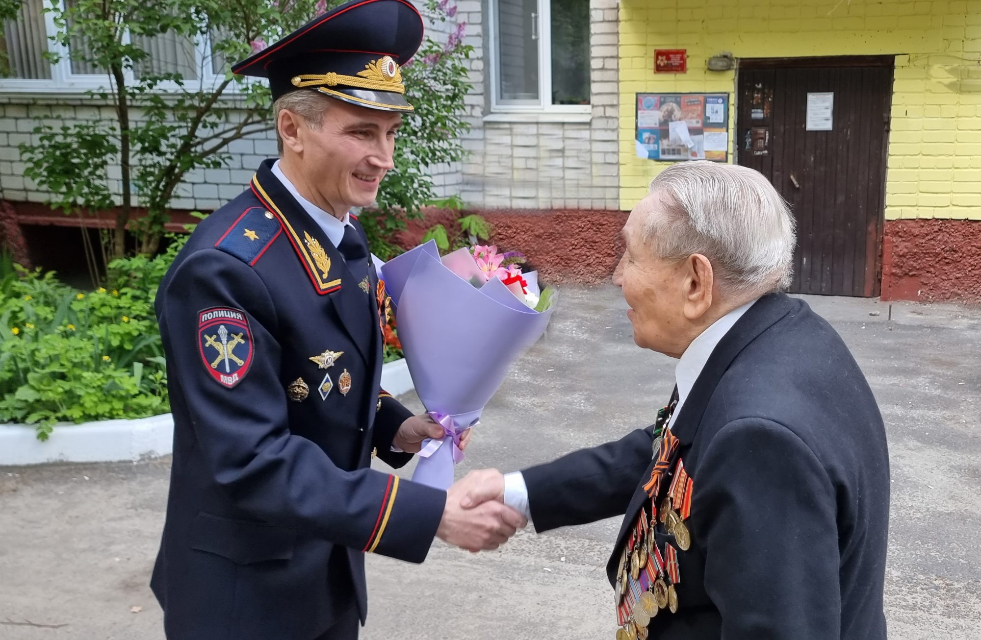 Брянское УМВД поздравило ветеранов Великой Отечественной войны с Днем Победы