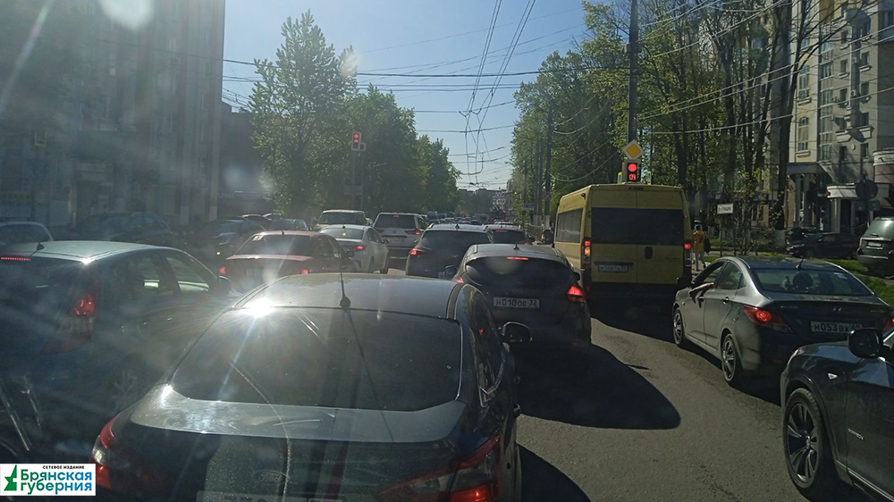 На улице Красноармейской в Брянске возникла огромная пробка