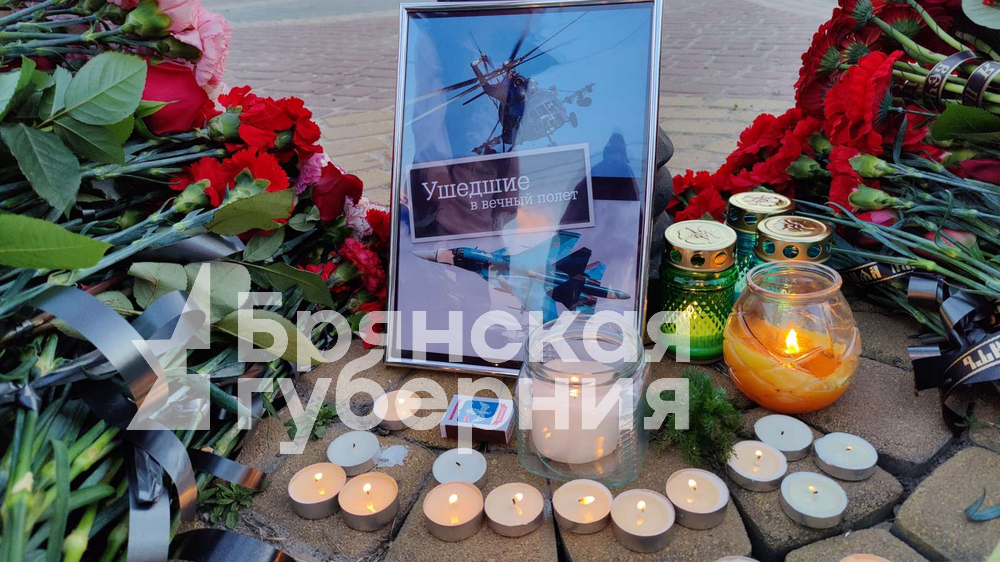 Жители Клинцов организовали стихийный мемориал в память о погибших лётчиках