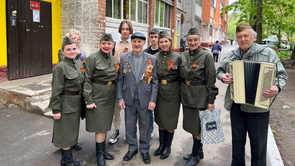 В Брянске с наступающим Днём Победы поздравили участника Великой Отечественной войны Петра Чулкова