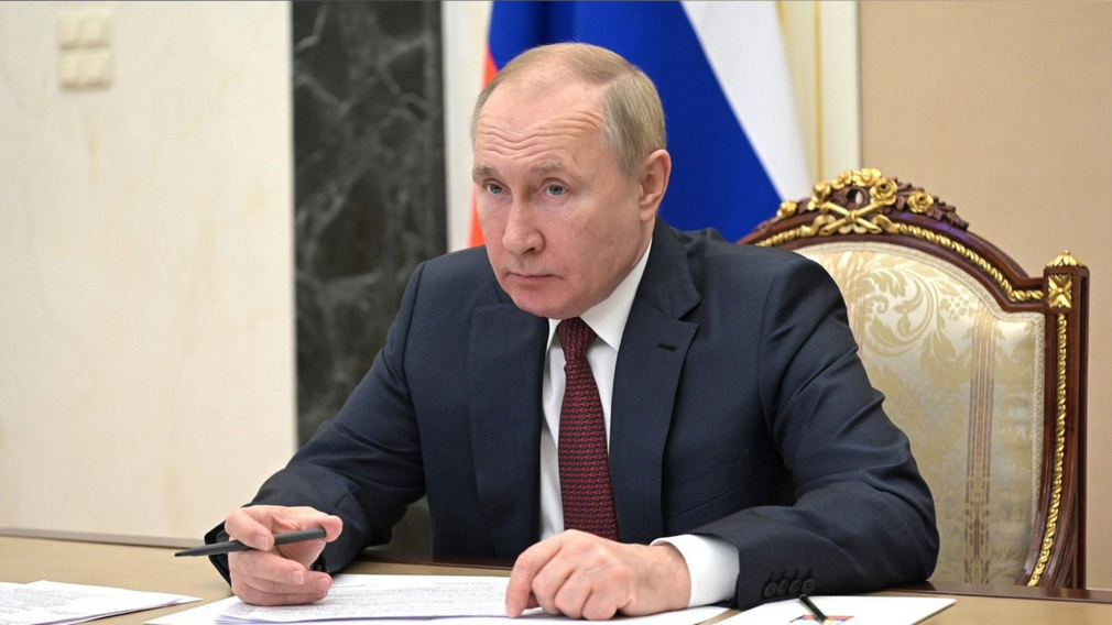 Владимир Путин поручил перенести День молодежи на последнюю субботу июня