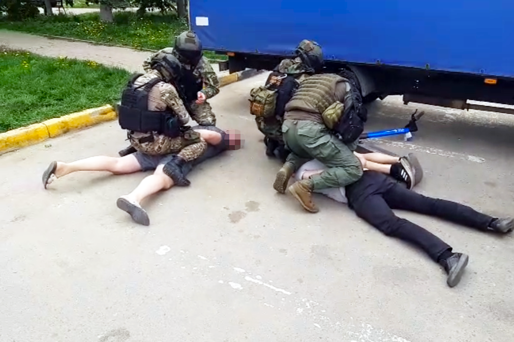 УФСБ обнародовало кадры силового захвата в Брянске группы вымогателей