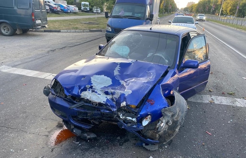 Житель Брянска без водительских прав после ночного застолья устроил автоаварию