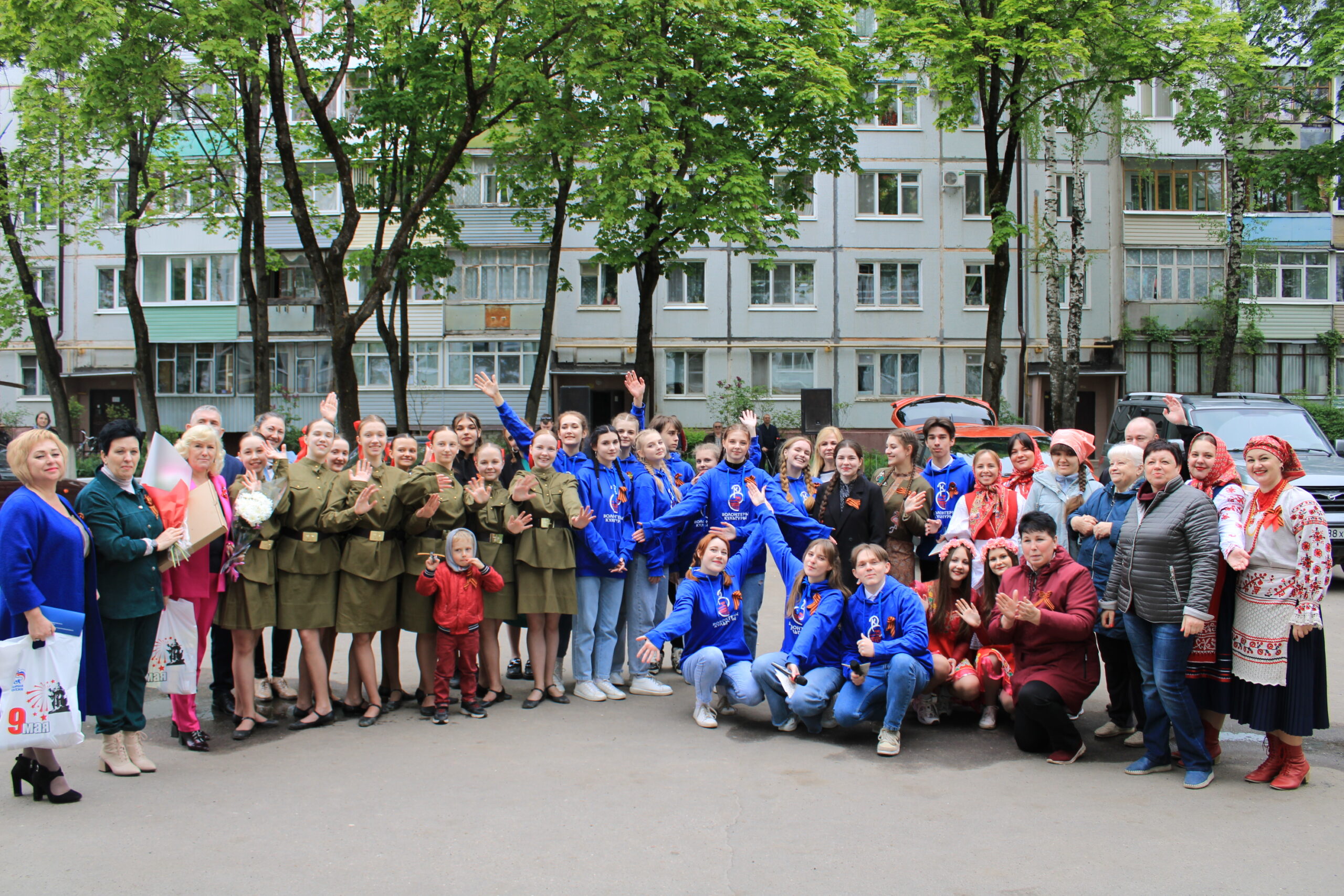 Брянские волонтеры культуры поздравили ветеранов с 78-ой годовщиной Победы