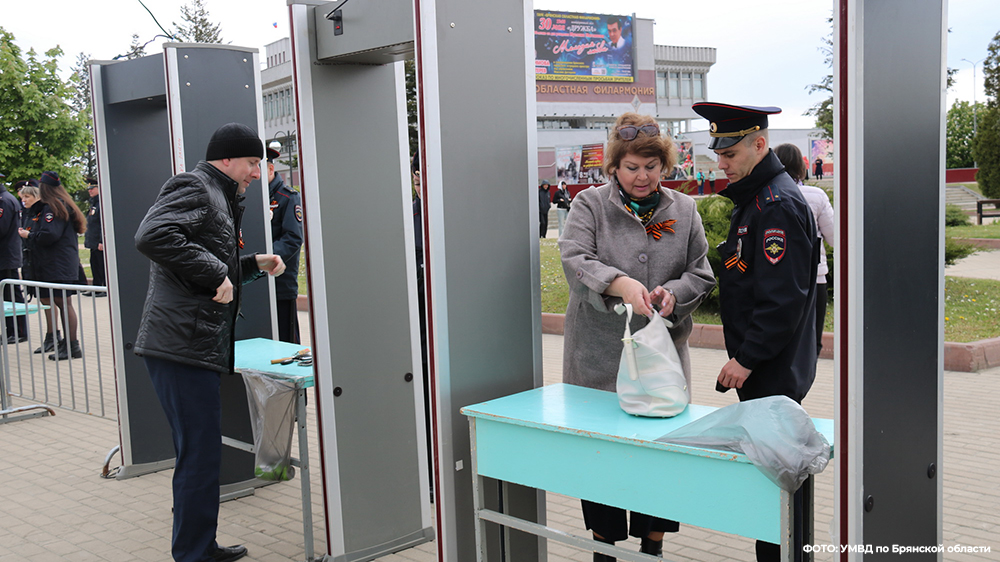 Более 600 полицейских обеспечивали порядок на День Победы в Брянске