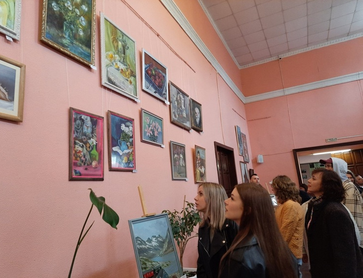 В Брянске открылась традиционная выставка работ молодых художников «Имена»